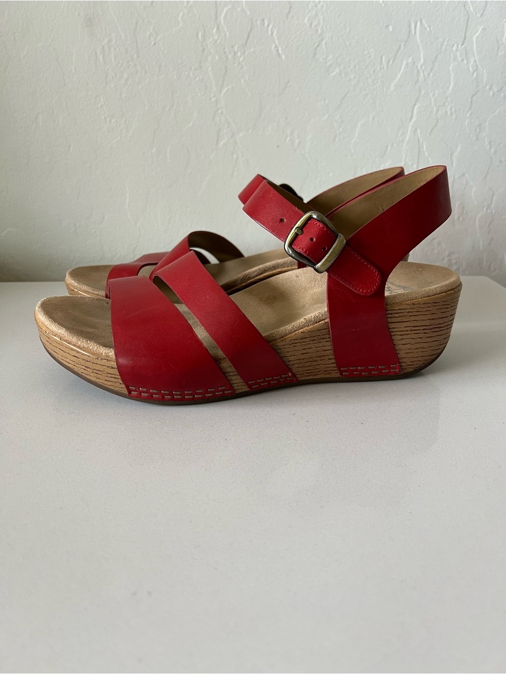 Dansko Brick Red Leather Lindsay Wedge Buckle Sandal Size 39 - Picture 2 of 10